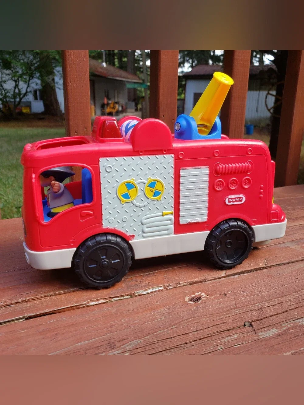 2016 Fisher-Price Little People Fire Truck & Firefighter Figures - Makes Noise